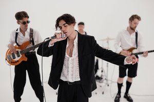 Rokas Yan klausytojams dovanoja pačią svarbiausią karjeroje dovaną – pirmąjį albumą, pripildytą sentimentų