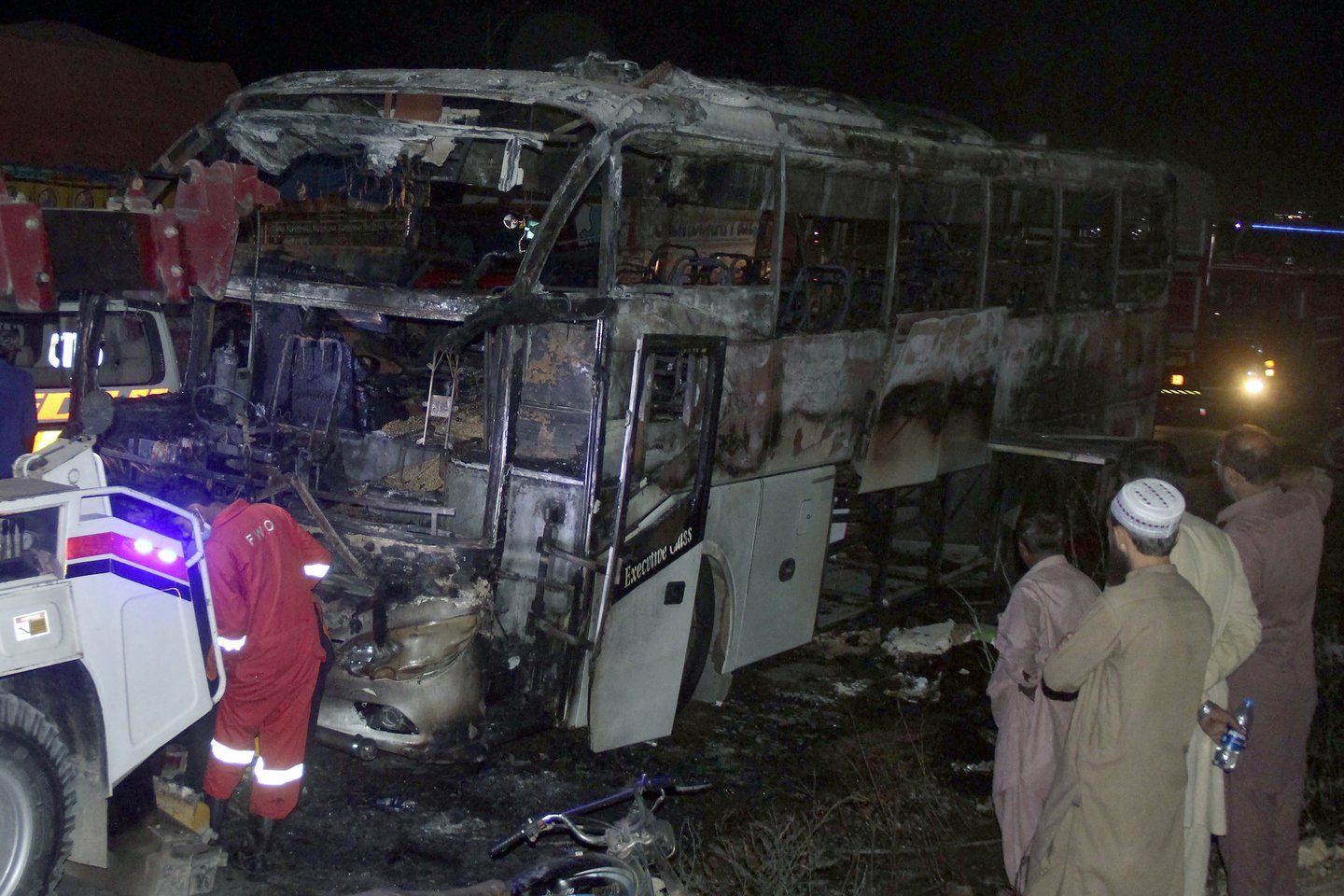 ​Mažiausiai 18 pakistaniečių, įskaitant 12 vaikų, žuvo per gaisrą autobuse, kuriuo jie keliavo namo, bėgdami nuo katastrofinio musoninio potvynio, ketvirtadienį pranešė pareigūnai ir gelbėtojai.<br>AP/Scanpix nuotr.