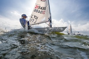 Viktorija Andrulytė pasaulio buriavimo čempionato kovas vainikuos „auksiniame laivyne“