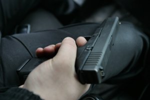 Vyro kelionė taksi automobiliu apkarto: vairuotojas išsitraukė ginklą ir apiplėšė keleivį