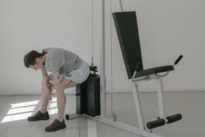 Muzikiniame performanse „Sporto grupė“ atlikėjai kūnus puoselės vargonais-treniruokliais