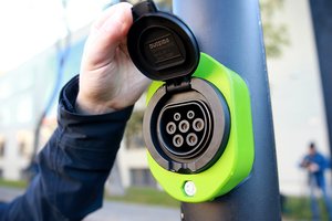 Daro pertvarką Vilniuje: įkrovimo stotelės atsiras net apšvietimo stulpuose