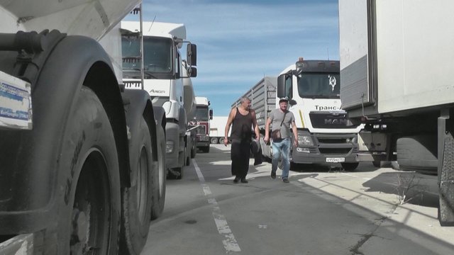 Prie Krymo tilto įstrigę krovininių sunkvežimių vairuotojai sutrikę: situacija – beviltiška