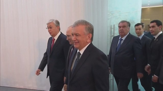 NVS susitikime drauge užfiksuoti besišypsantys Armėnijos ir Azerbaidžano lyderiai