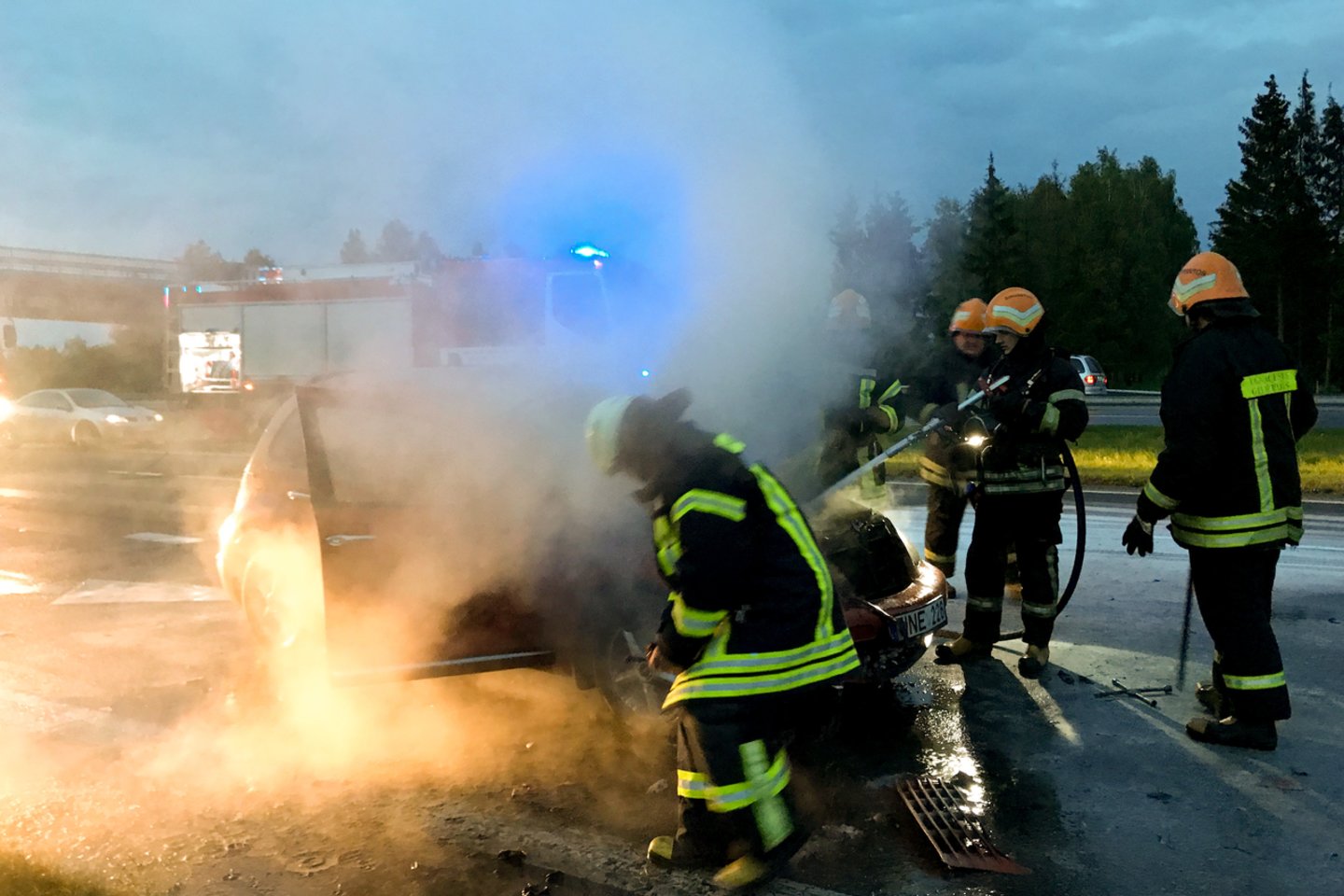 Apynaujis visureigis apdegė smarkiai, žala įvertinta 50 tūkstančių eurų.<br>V.Ščiavinsko asociatyvioji nuotr.