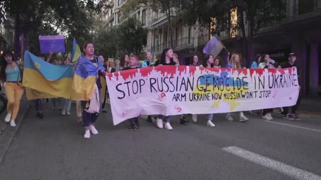 Per pasaulį tęsiasi protestai dėl Rusijos invazijos: Barselonoje šimtai žmonių prašė ginklų Ukrainai