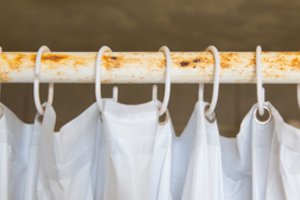 Dušo užuolaida bus kaip nauja: reikia tik šiek tiek laiko ir kantrybės