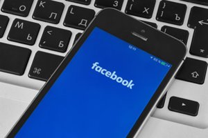 Neapsikentę rusų elgesio, ukrainiečiai kreipėsi į „Facebook“: kodėl leidžiate blokuoti pasakojimus apie karą?