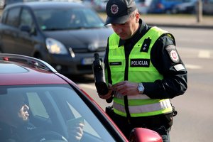 Policija paaiškino, kas lauktų vairuotojų, kurie laiku nepasitikrino sveikatos