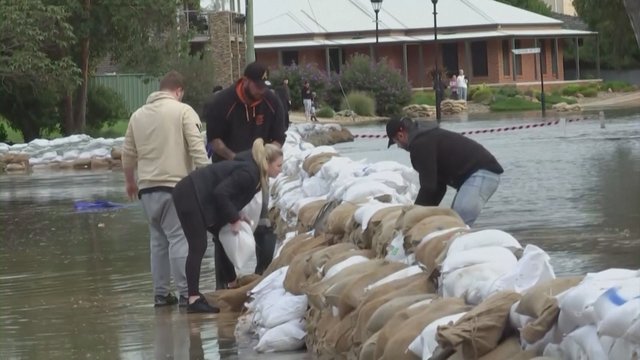 Potvynių paveiktose Australijos vietovėse gyventojai demonstruoja vienybę – susibūrę padeda vieni kitiems