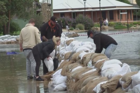 Potvynių paveiktose Australijos vietovėse gyventojai demonstruoja vienybę – susibūrę padeda vieni kitiems