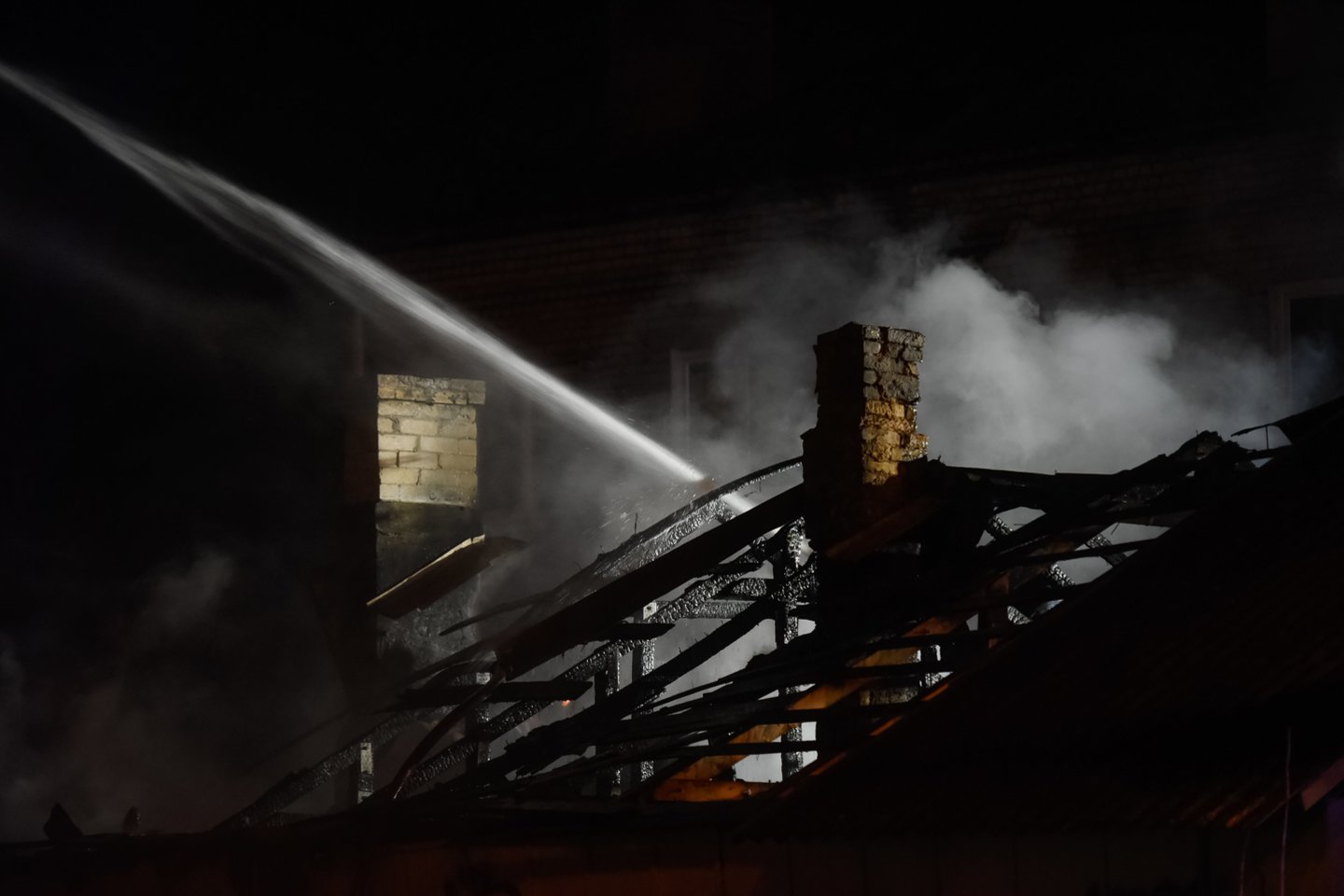 Rokiškio rajone liepsnos suniokojo pastatą, įtariamas padegimas.<br>D.Umbraso asociatyvi nuotr.