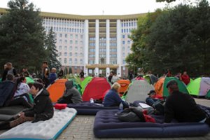 Pavojingą padėtį Moldovoje bando raminti kaimynai ir Briuselis: Kremlius iš paskutiniųjų šalyje bando sukurti chaosą