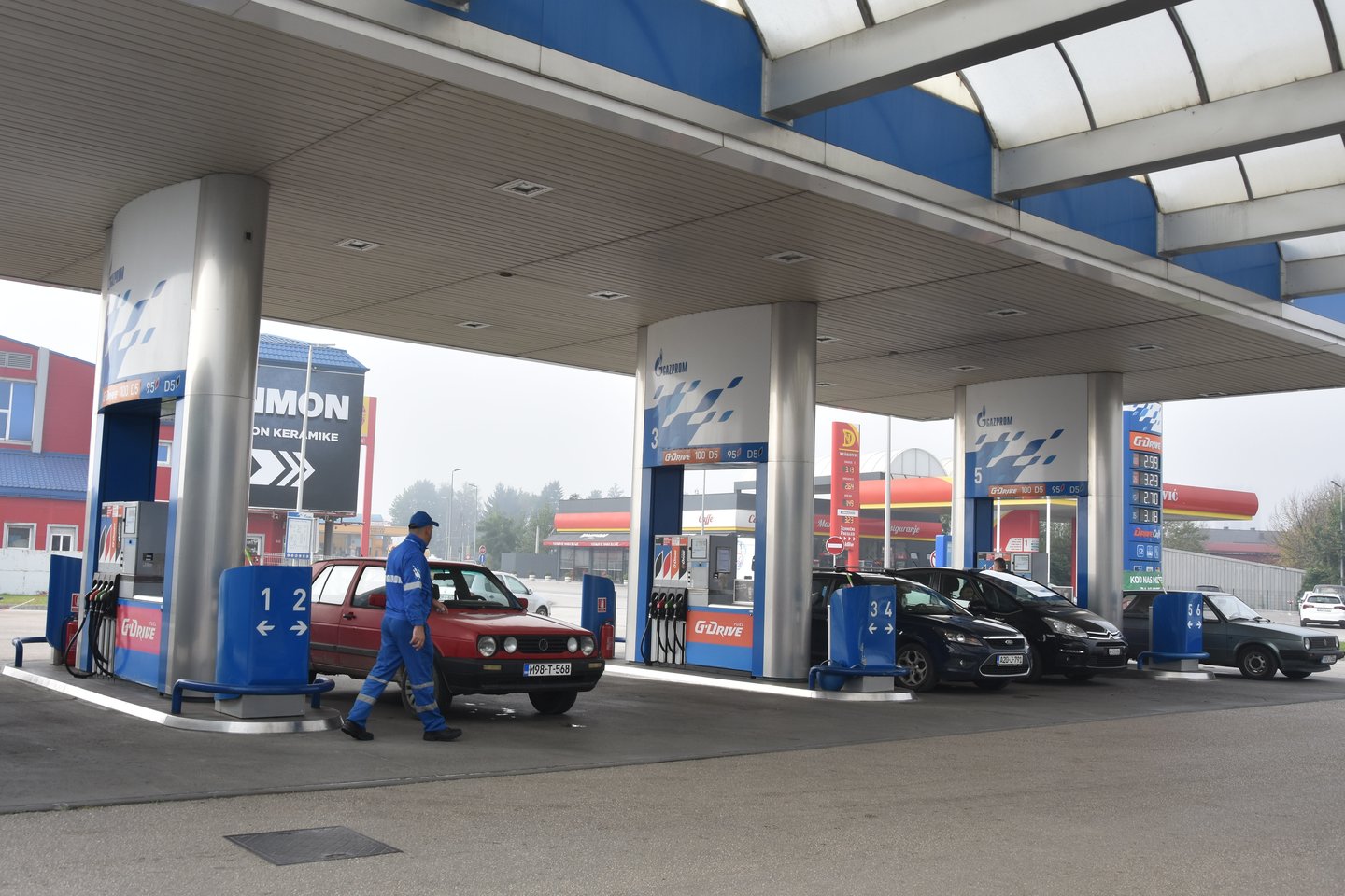 Rusijos koncernas „Gazprom“ tebevaldo degalinių tinklą Bosnijoje – ten degalai apie 0,5 euro pigesni nei Lietuvoje.<br>A.Srėbalienės nuotr.