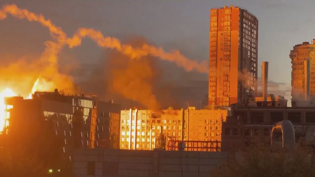 Kyjivo centriniame rajone – aidinčios oro pavojaus sirenos: miestą ir vėl supurtė sprogimai