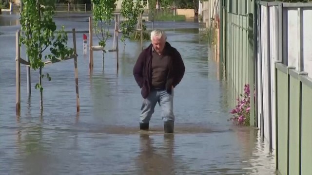 Nepaisydami toliau žadamo gausaus lietaus ir galimų naujų potvynių, tūkstančiai australų sugrįžo į namus