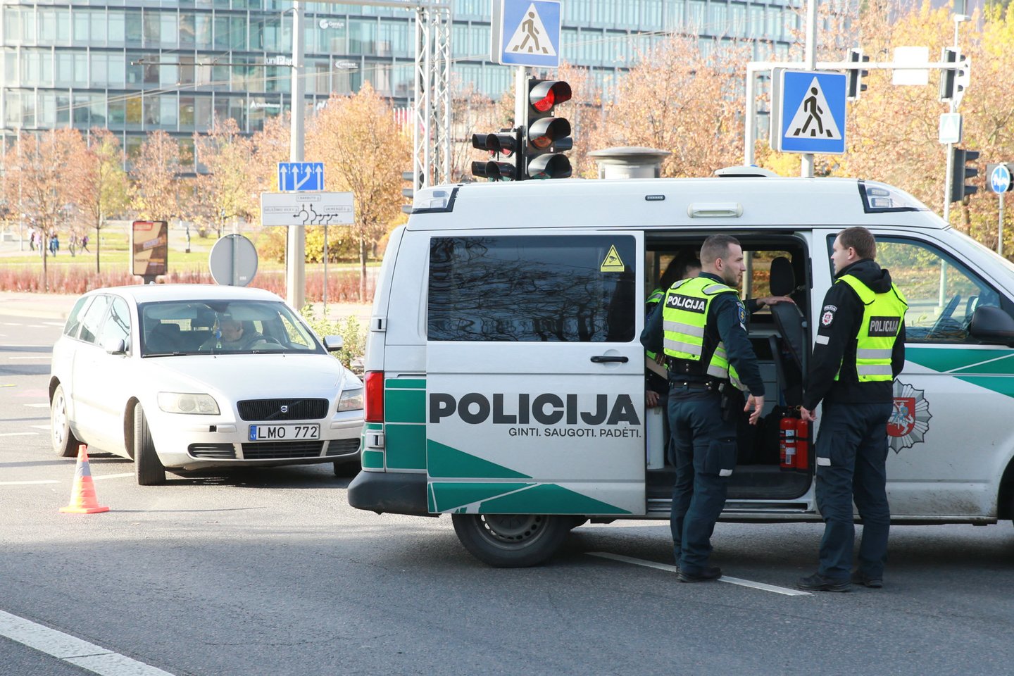 Vilniuje automobilis „Volvo“ partrenkė vaikišką vežimėlį su kūdikiu.<br> R. Danisevičiaus nuotr.