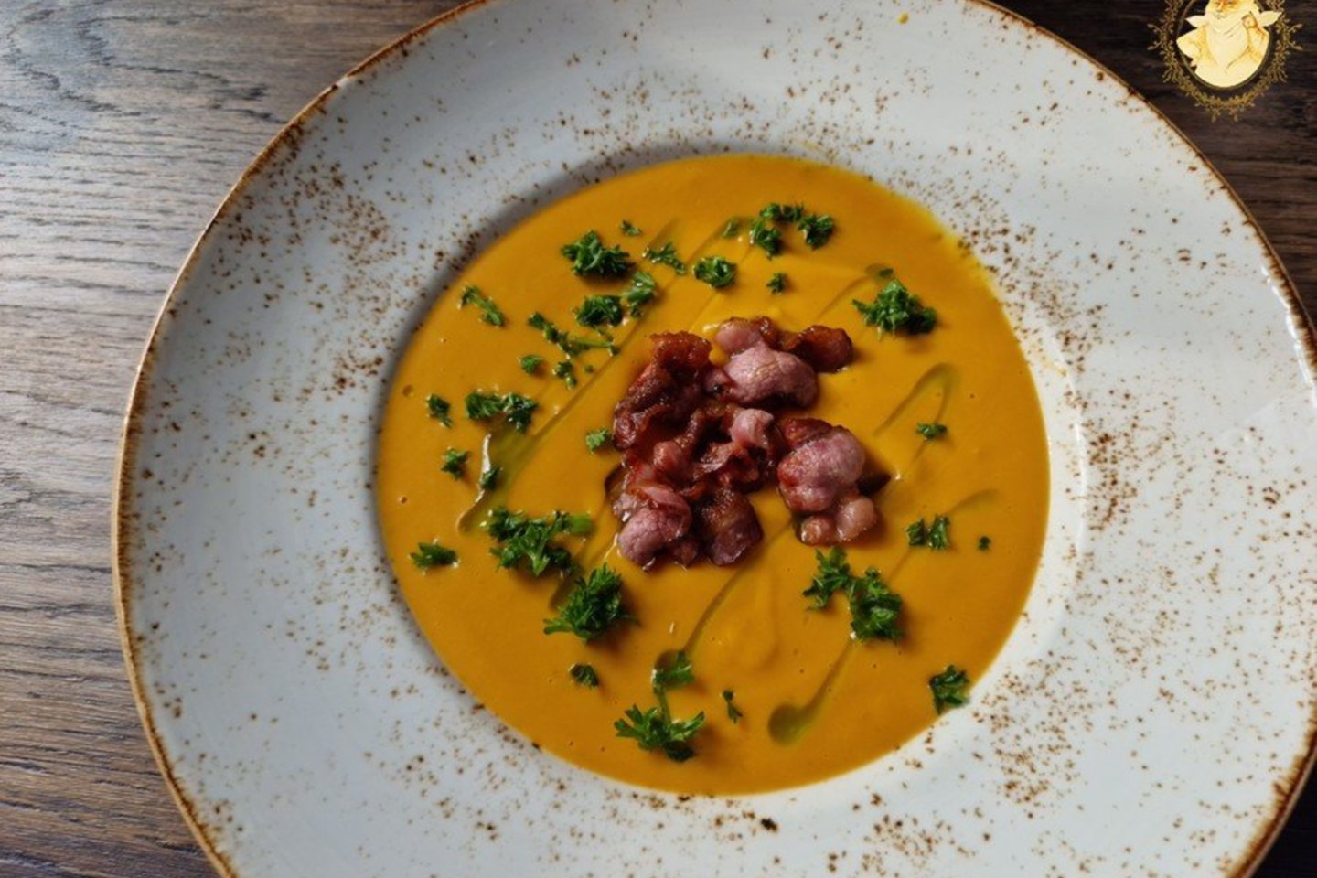  „Pauliankos karčema“. Kreminė daržovių sriuba su skrebučiais – 5,50 euro.<br> „Riebus katinas“.