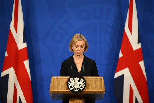 Britų premjerė L. Truss atsiprašė už klaidas