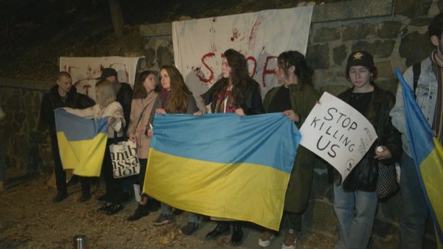 Ukrainiečių protestas prie Irano ambasados – reikalauja nustoti pardavinėti dronus Rusijai