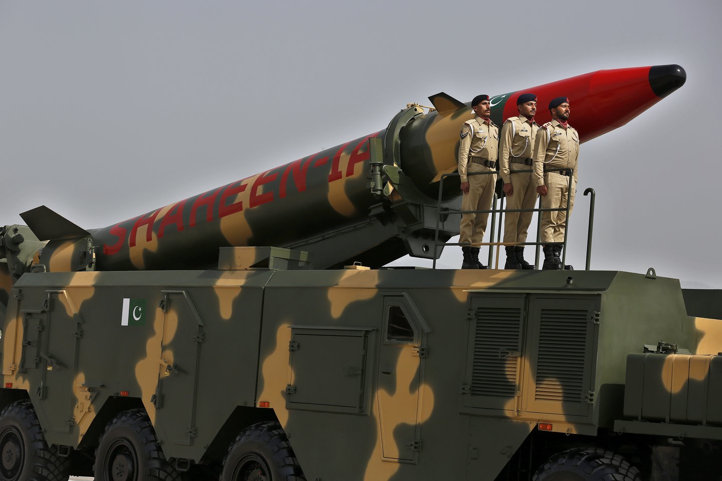 Pakistane pagaminta raketa „Shaheen-IA“, galinti nešti branduolines kovines galvutes, ir jos paleidimo įrenginys.<br>AP/Scanpix nuotr.