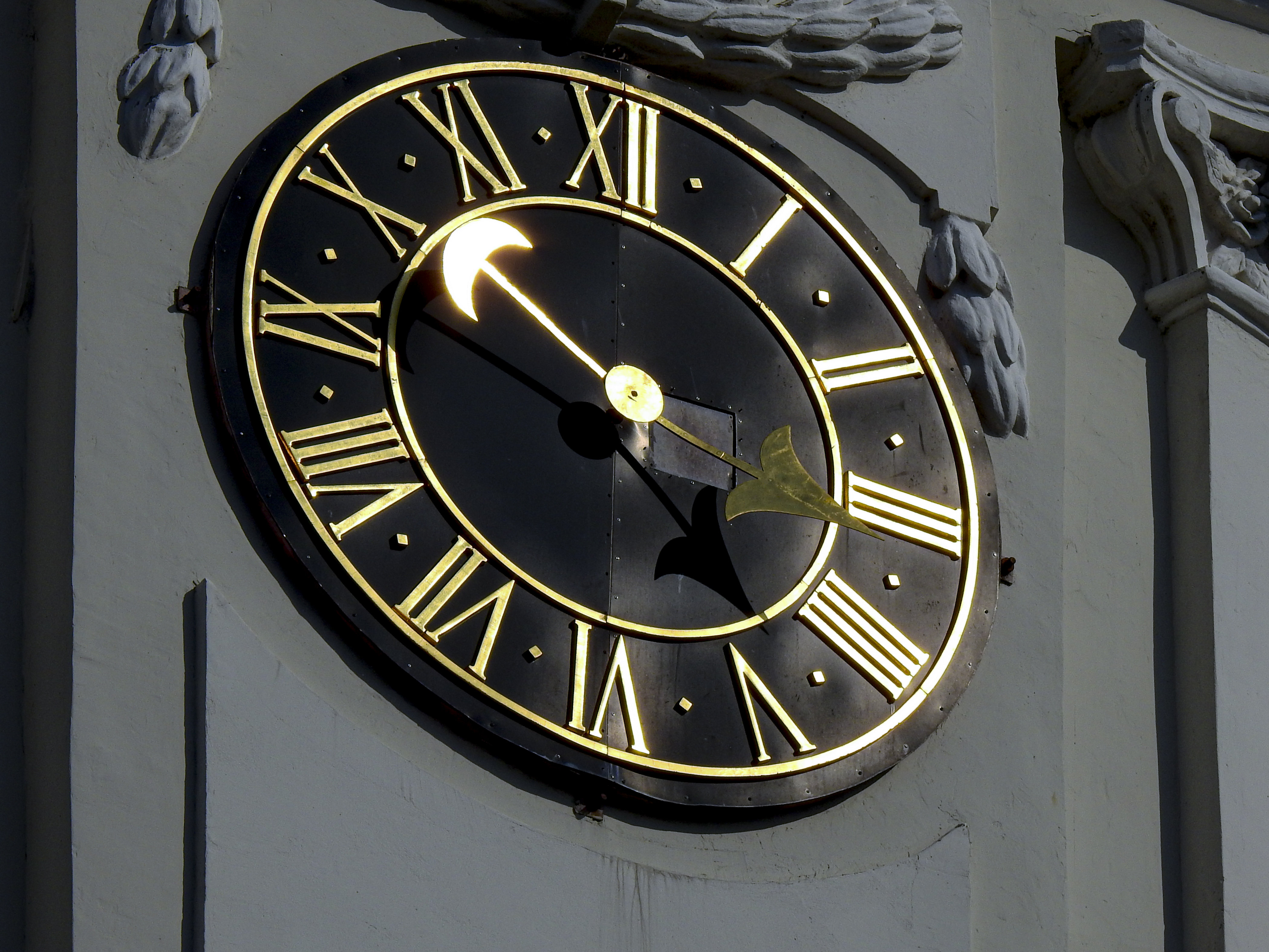 Paskutinį kovo sekmadienį, trečią valandą nakties, laikrodžio rodyklės pasukamos valanda į priekį – įvedamas vasaros laikas.V.Ščiavinsko nuotr.
