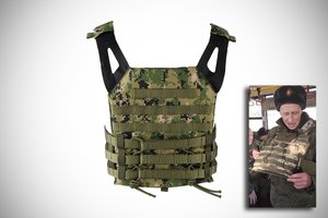 Šaiposi net patys rusai: pademonstravo, kokiomis neperšaunamomis liemenėmis aprūpinami naujai mobilizuotieji