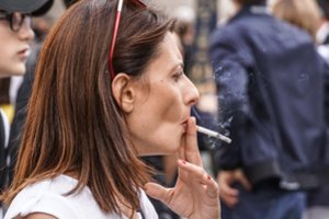 Tyrimas atskleidė, kaip nikotinas veikia moterų smegenis: stabdo svarbaus hormono gamybą