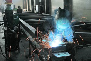 Neturinčių patirties prie staklių nestato – tenka įveikti reikalavimų laiptus 