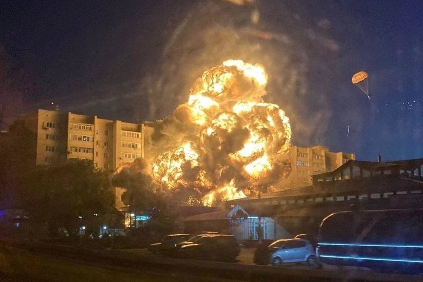 Pirmadienį rusų „SU-24“, pakilęs bombarduoti Ukrainos gyvenamųjų namų, rėžėsi į daugiabutį Jeiske, Rusijoje. <br>Socialinių tinklų nuotr.