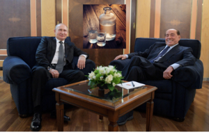 S. Berlusconi pasigyrė gimtadienio proga iš V. Putino gavęs 20 butelių degtinės