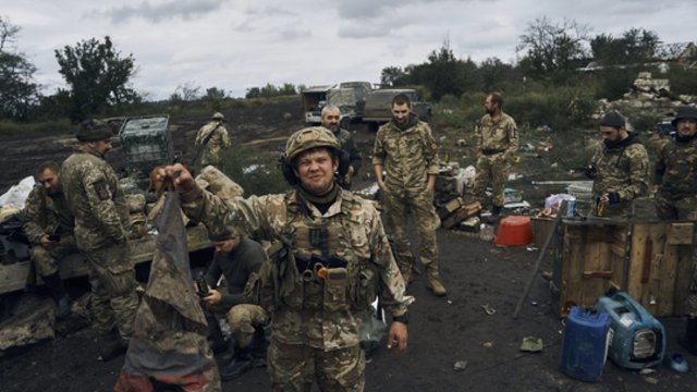 Rusija vis labiau įspaudžiama į kampą: pripažino apie įtemptą kareivių padėtį