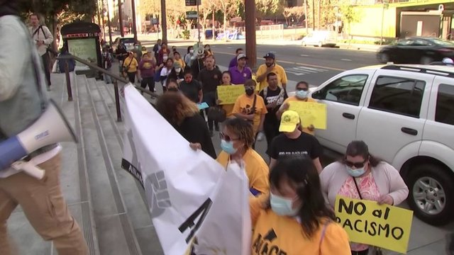 Dešimtys protestuotojų Los Andželo gatvėse ragina dėl rasizmo atsistatydinti tarybos narius