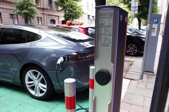 Vilniuje nėra galimybės nemokamai įkrauti elektromobilius: nosį ir vėl nušluostė Kaunas ir Klaipėda