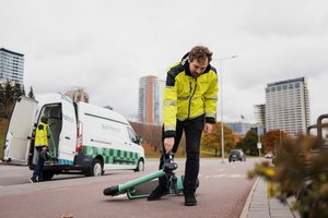 Kauno gatvėse patruliuos nauja tarnyba: kovos su netvarkingai statomais el. paspirtukais