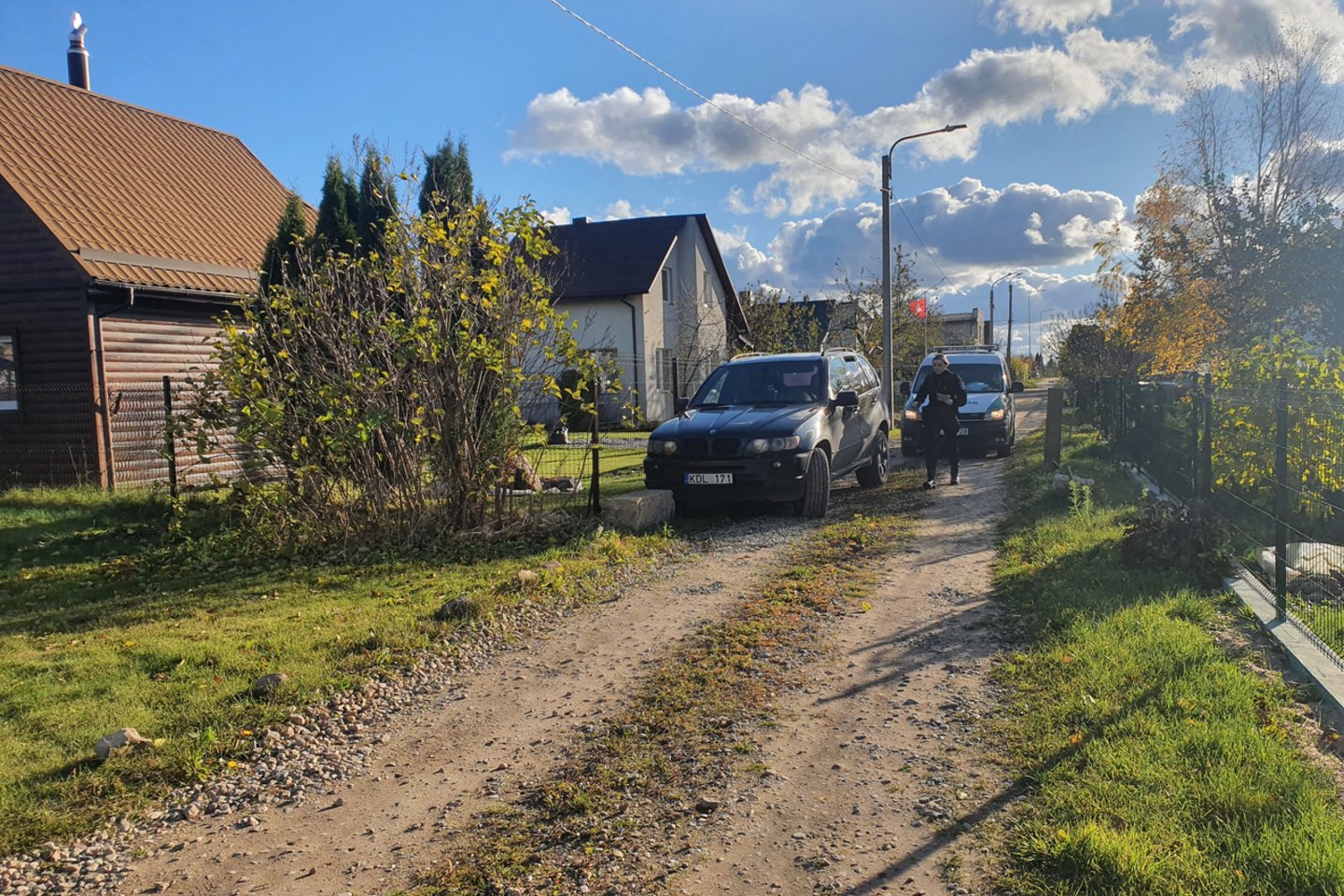 Girta BMW vairuotoja Vilniuje nuvertė stulpelį, šis krisdamas apgadino tvorą.<br> Įvykio liudininko nuotr.