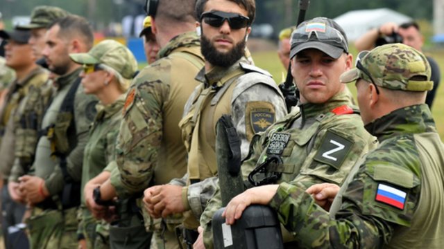 Rusijos kariuomenę papildę kaliniai deda į kojas – pasiima ginklus ir bėga į gimtinę