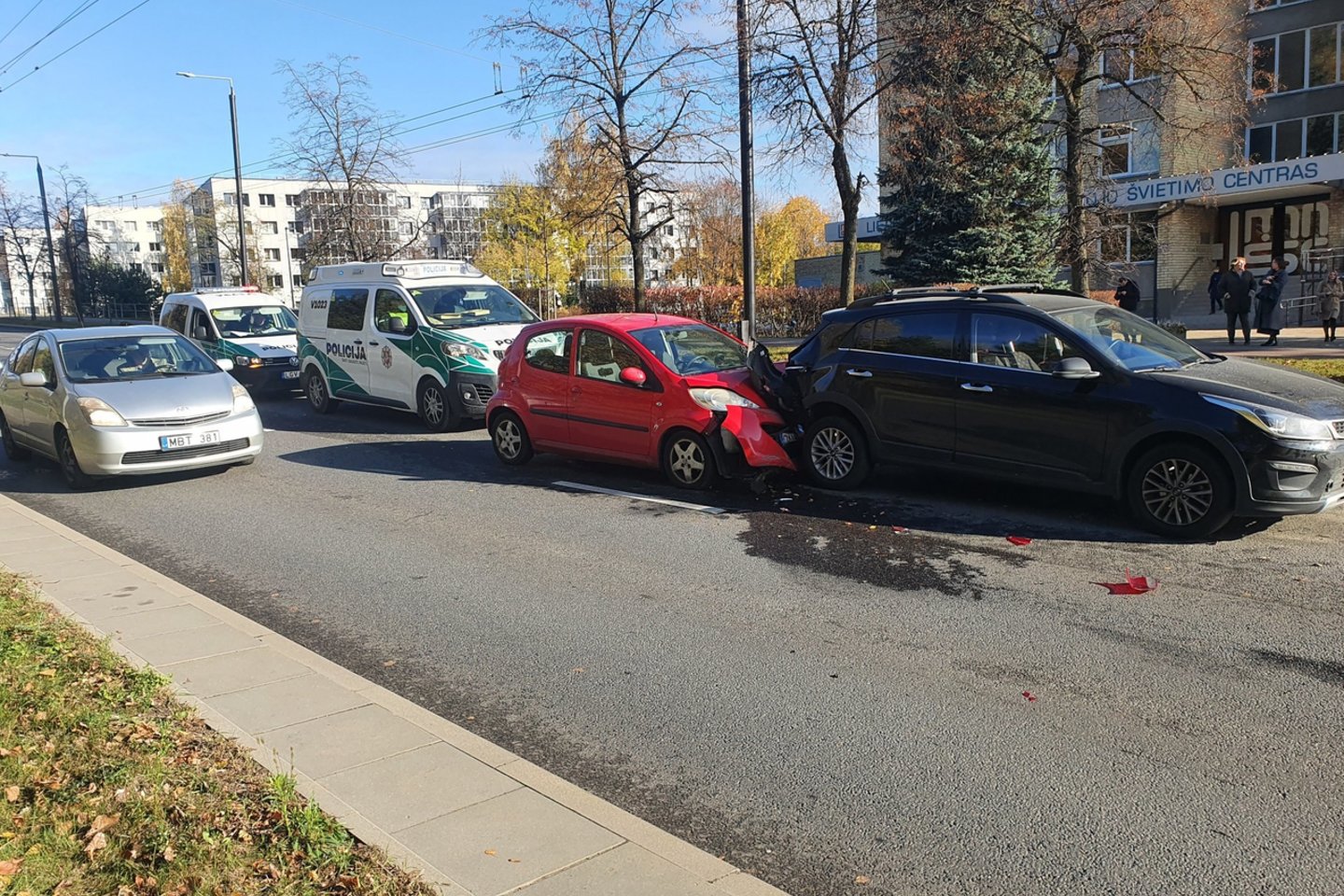 Sukėlęs 3 automobilių susidūrimą Vilniuje paspruko „Peugeot“ vairuotojas – policija paskelbė paiešką.<br> Įvykio liudininko nuotr.
