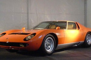 F. Sinatros „Lamborghini“ vertė šiandien siektų apie du milijonus dolerių: salonas buvo padengtas šerno kailiu