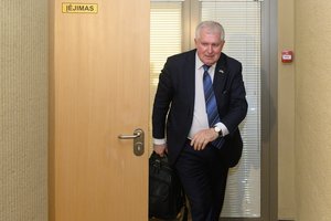 Ne tik vidinis konfliktas: politologai ir Seimo nariai įvertino tris A. Anušausko klaidas