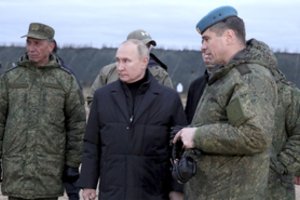 V. Putino propagandos šou: aplankė mobilizuotuosius karius, stebėjo taktinius mokymus ir pats šaudė iš ginklo