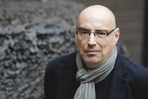 „Dievo avinėlio“ scenografas Marijus Jacovskis: „Statant tokią medžiagą yra pavojus scenoje sukurti antras Rumšiškes“