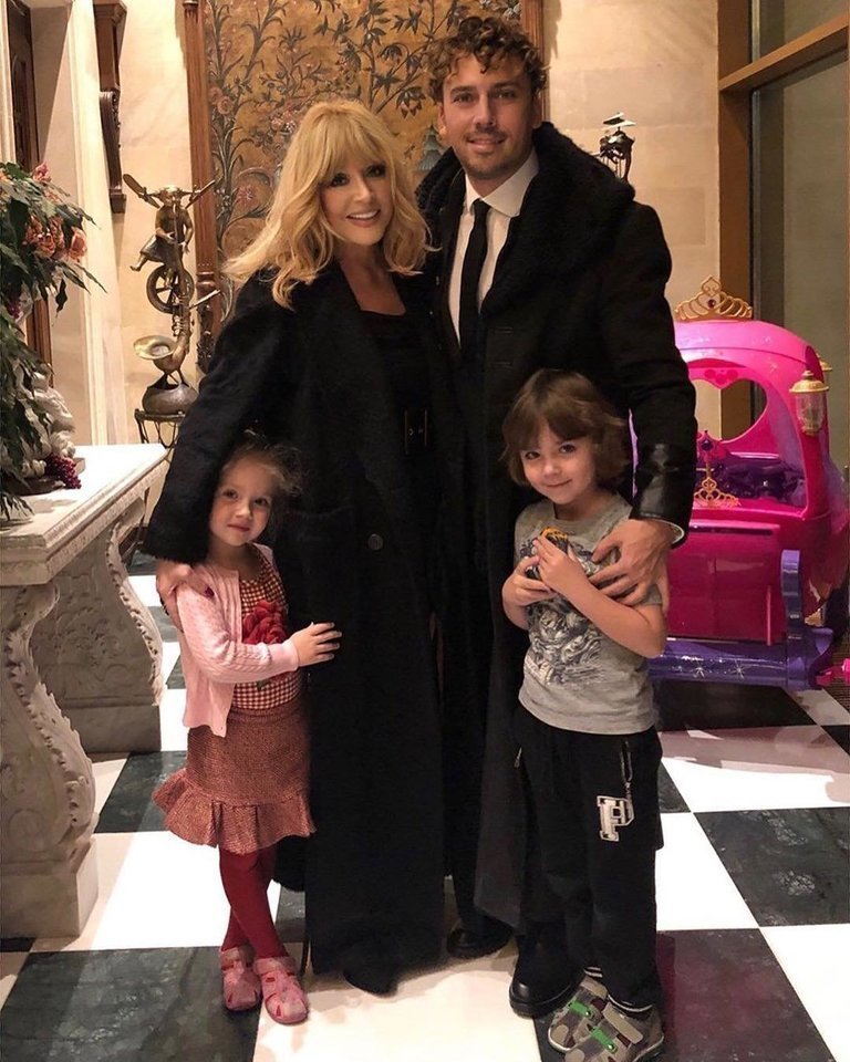 Ala Pugačiova ir Maksimas Galkinas su vaikais.<br>Instagram nuotr.