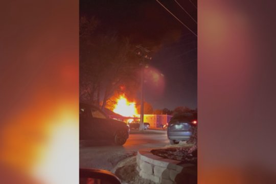 JAV nedidelis lėktuvas rėžėsi į daugiabutį: pastarasis paskendo liepsnose, žuvo žmogus