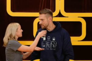 Naujoje laidoje Mantas Stonkus parodijavo Vidą Bareikį ir susirungė su sužadėtine Gelmine Glemžaite