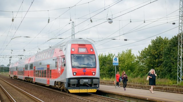 „Lietuvos geležinkelių“ užmojis naikinti maršrutus sulaukė pasipiktinimo: kritiką žeria rajonų merai