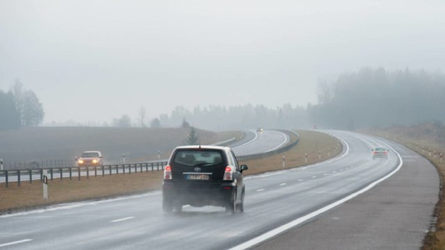 Sinoptikai įspėja vairuotojus būti atidesniems: vietomis nusidrieks rūkas