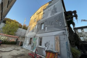 Kiemo galerijoje sukurtas didžiulis piešinys su istorijos paslapčių kambariais