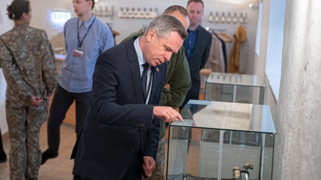 KAM – išskirtinė paroda: eksponuojami Vytauto Didžiojo karo muziejuje saugomi vardiniai ginklai