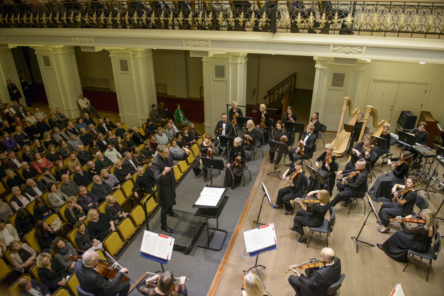 Nacionalinės filharmonijos salėje įvyko fortepijono įžymybių Katia ir  Marielle Labèque bei Lietuvos nacionalinio simfoninio orkestro  koncertas, kuriam dirigavo Modestas Pitrėnas.<br>K.Bingelio nuotr.